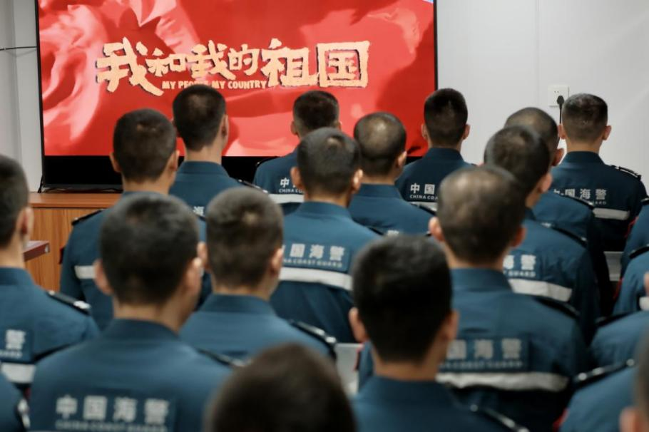 1月25日，中國海警海鷗艦組織艦上執(zhí)法員觀看紅色電影。