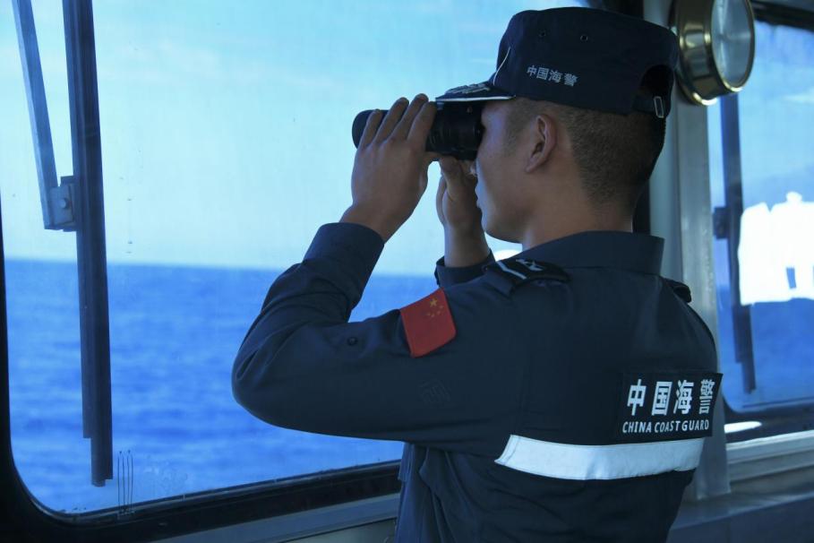 1月27日，中國海警海鷗艦執(zhí)法員在巡航期間執(zhí)勤瞭望。