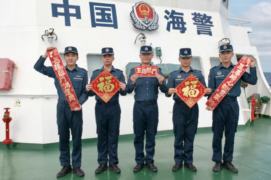 1月27日，中國海警海鷗艦執(zhí)法員們展示春聯(lián)福字，慶祝農(nóng)歷春節(jié)。