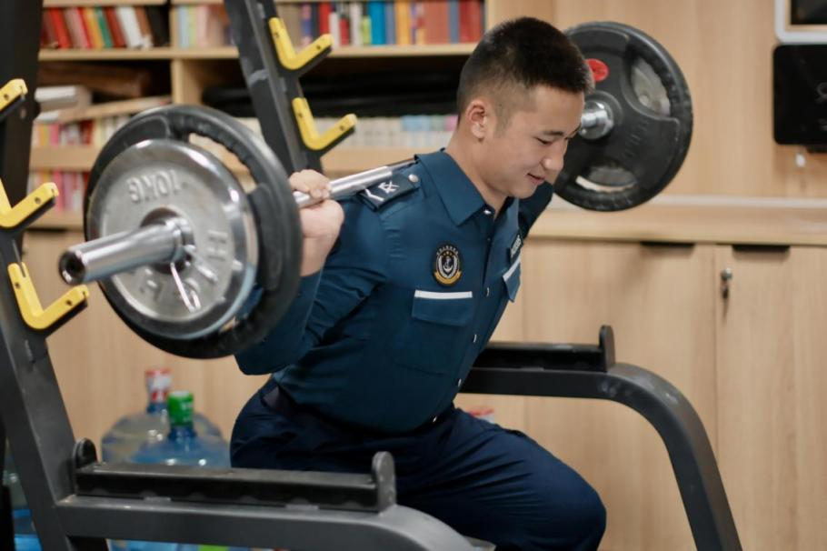 1月23日，在中國海警海鷗艦上，執(zhí)法員在值守間隙鍛煉身體。
