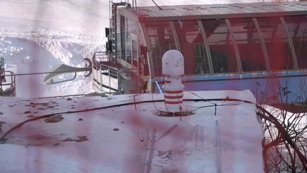 設(shè)在坡面障礙技巧和大跳臺(tái)雪道旁的激光測(cè)風(fēng)雷達(dá)。氣象部門(mén)供圖
