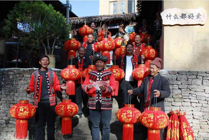 云南騰沖司莫拉佤族村村民歡歡喜喜過(guò)新年。