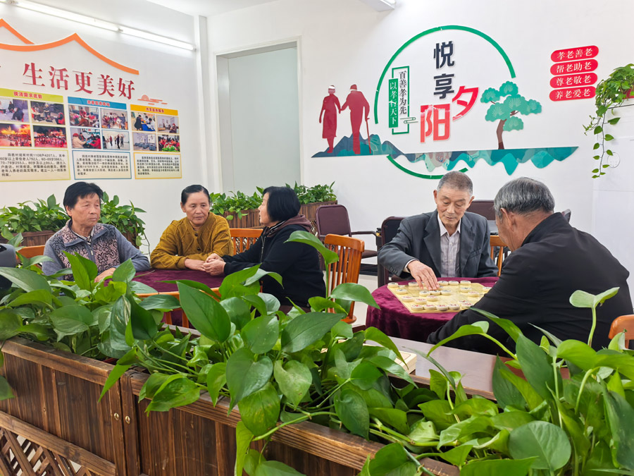 圖為湖北省咸寧市嘉魚縣潘家灣鎮(zhèn)四邑村養(yǎng)老服務驛站一角（2024年11月5日攝）。新華社記者 肖藝九 攝