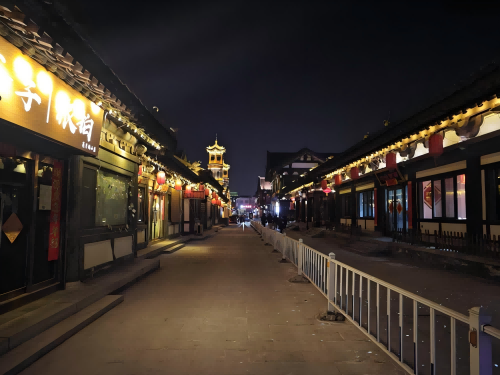 道歉公告發(fā)布后，夜晚10時(shí)的古城。人民網(wǎng)記者 黃鈺攝