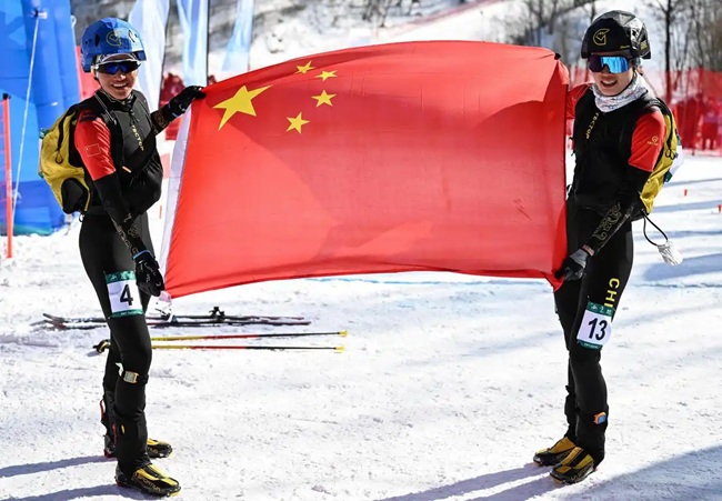 2月9日，中國隊(duì)選手次旦玉珍（左）與隊(duì)友于婧萱慶祝勝利。新華社記者 謝劍飛攝