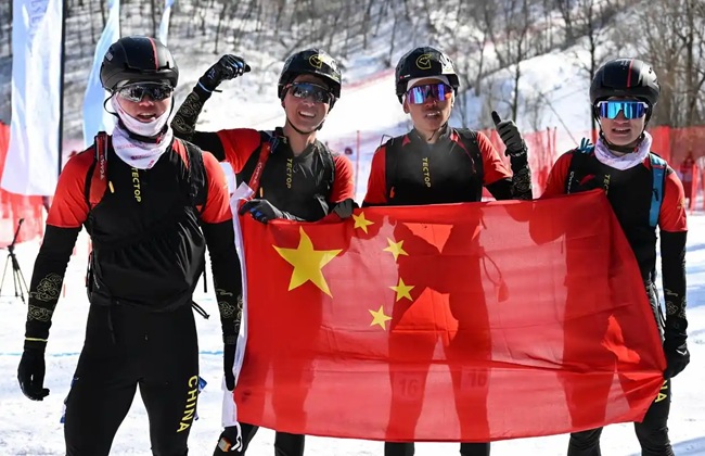 2月9日，包攬滑雪登山男子短距離前四名的中國隊(duì)選手賽后慶祝。新華社記者 謝劍飛攝