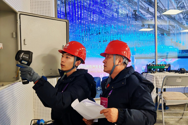 第九屆亞冬會(huì)開閉幕式供電保障團(tuán)隊(duì)隊(duì)員對(duì)供電設(shè)備開展特巡。受訪者供圖