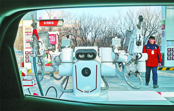 智能加油機(jī)器人在加能站工作。受訪者供圖