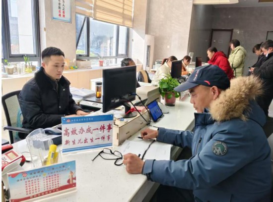 市民在 “高效辦成一件事” 窗口辦理業(yè)務(wù)。彭雪松攝
