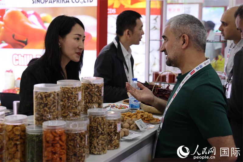 中外商家在第三十屆海灣食品展上交流。人民網(wǎng)記者 張志文攝