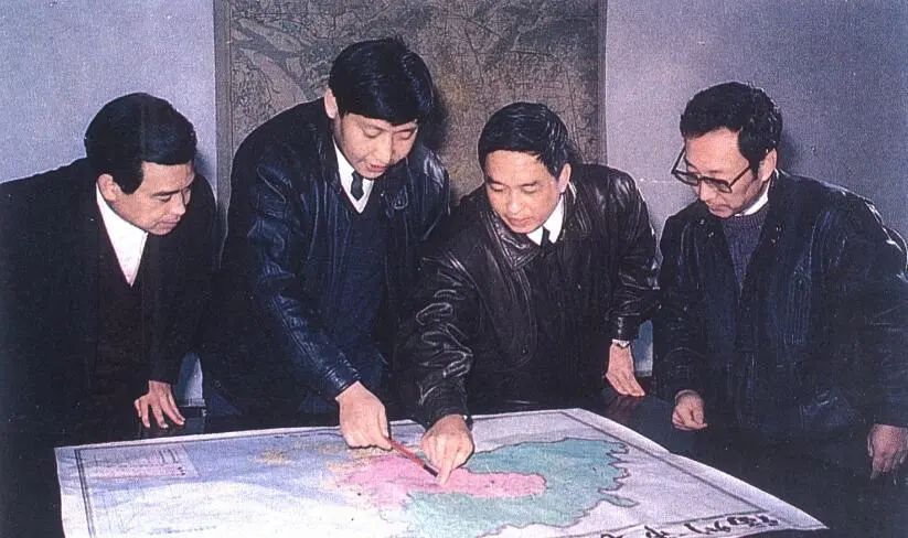 1991年12月，習(xí)近平與同事討論福州市戰(zhàn)略規(guī)劃設(shè)想。（圖源：《習(xí)近平在福州》）