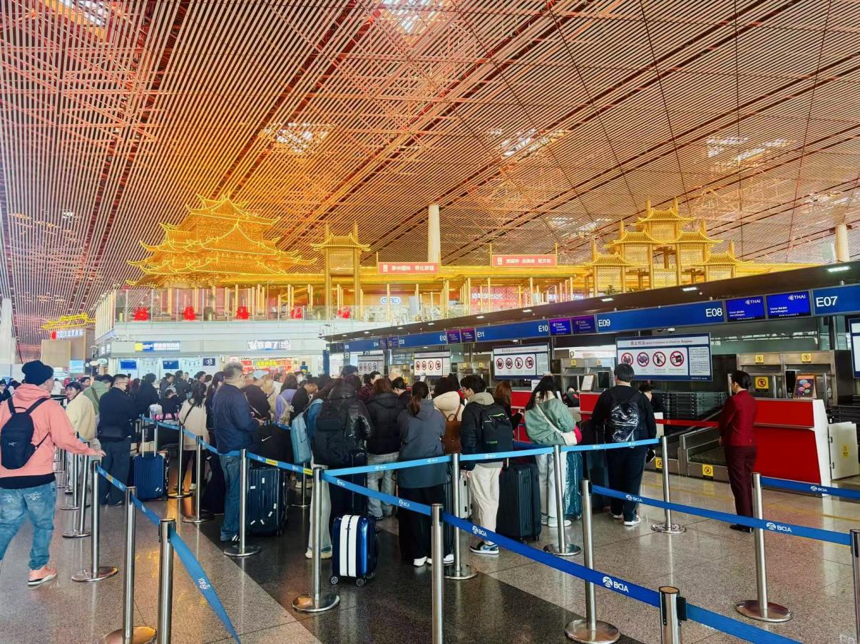 旅客在首都機場值機柜臺辦理乘機手續(xù)。人民網(wǎng)記者 喬雪峰攝