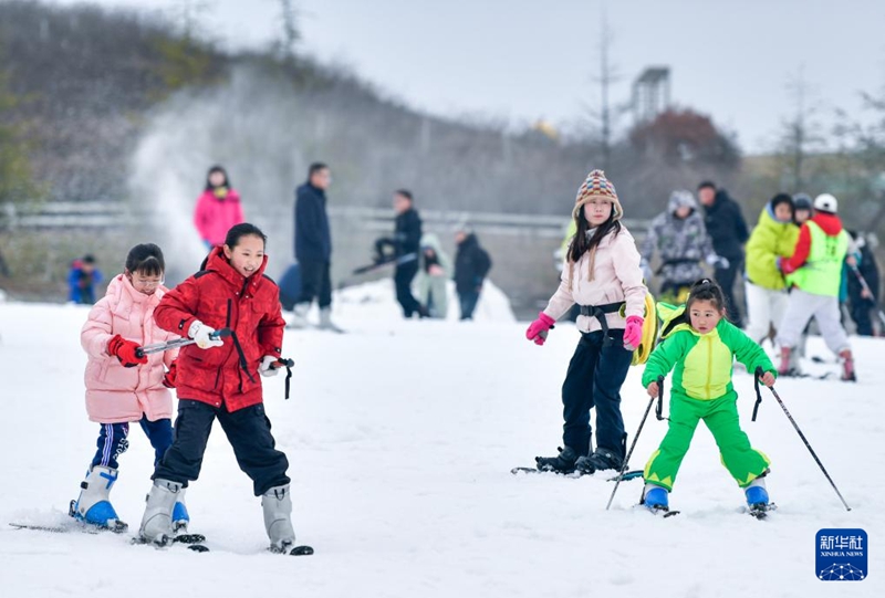 2月23日，滑雪愛好者在貴陽市高坡云頂滑雪場滑雪。新華社記者 楊文斌攝