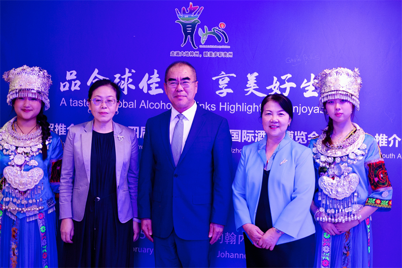 潘慶江總領(lǐng)事與王洪波秘書長(zhǎng)合影。（南非貴州商會(huì)供圖）