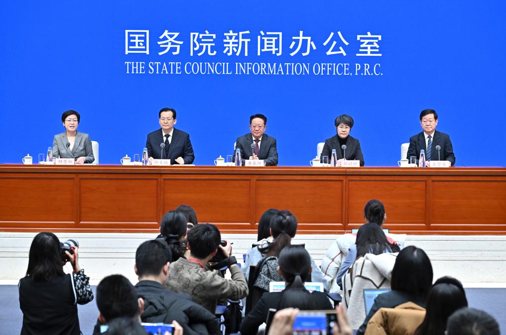 2月28日，國務(wù)院新聞辦公室在北京舉行國務(wù)院政策例行吹風(fēng)會，民政部副部長唐承沛、財政部副部長郭婷婷、自然資源部副部長許大純、住房城鄉(xiāng)建設(shè)部副部長姜萬榮和國務(wù)院新聞辦公室新聞發(fā)言人介紹2024年國務(wù)院部門辦理全國人大代表建議和全國政協(xié)提案工作有關(guān)情況，并答記者問。新華社記者 李鑫 攝