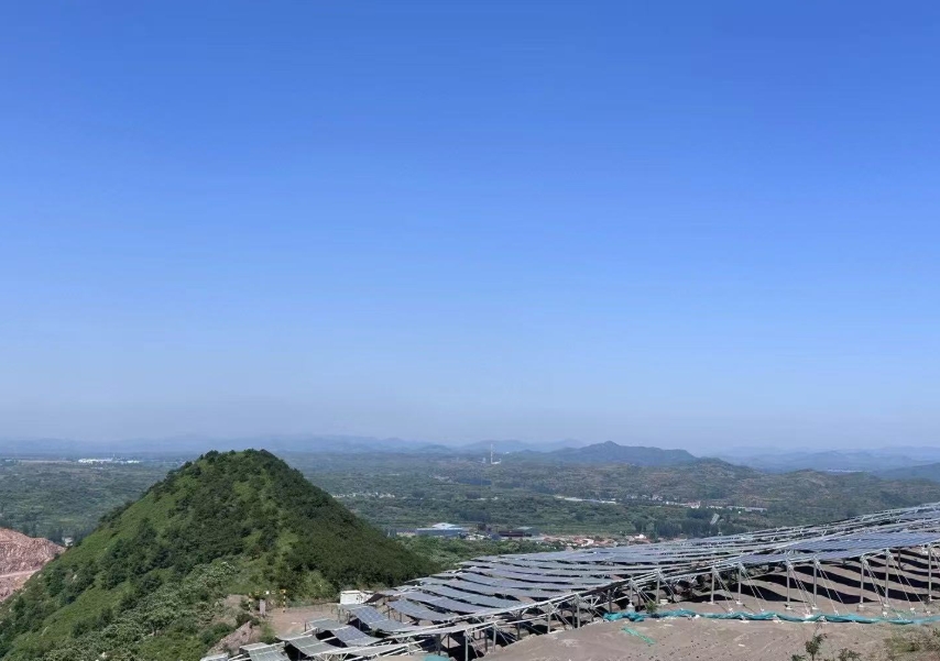 河北遷西某光伏基地。人民網(wǎng)記者 王紹紹攝