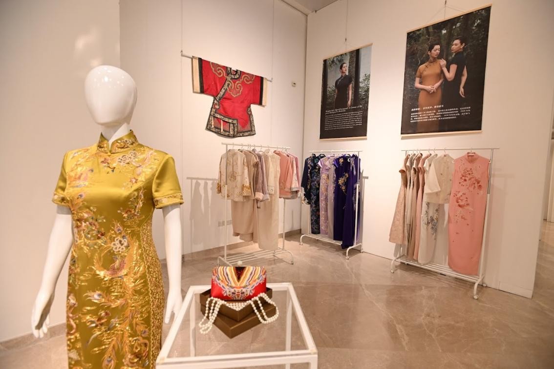 展覽現(xiàn)場(chǎng)展出各種款式的精美旗袍。新加坡中國(guó)文化中心供圖