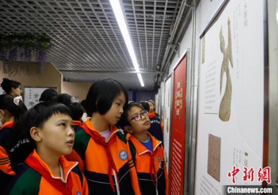 圖為學(xué)生參觀青海省博物館“1+3”主題流動展覽，了解木舞俑。中新社記者 馬銘言 攝