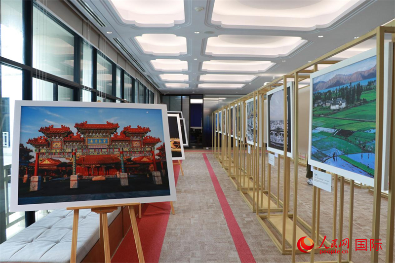“遇見”攝影展現(xiàn)場。朱瀟逸攝