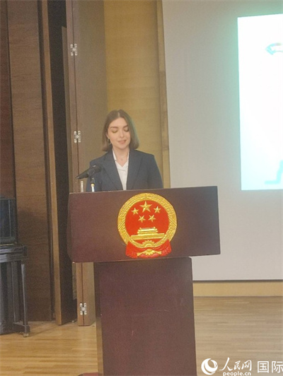 意方學(xué)生代表白綺花發(fā)言。人民網(wǎng)記者 鄭彬攝