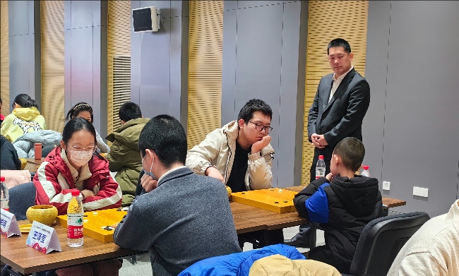 常昊觀戰(zhàn)年輕棋手們比賽。人民網(wǎng)記者 李乃妍攝