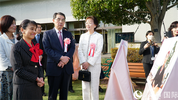 共同觀看女性成就圖片展。人民網(wǎng) 蔣曉辰攝
