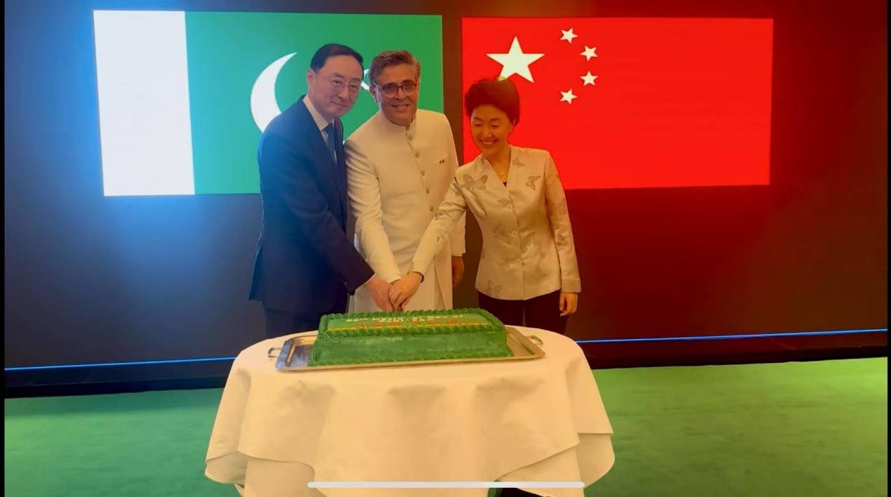 外交部副部長(zhǎng)孫衛(wèi)東（左）、巴基斯坦駐華大使卡里爾·哈什米（中）、中聯(lián)部副部長(zhǎng)孫海燕（右）共切蛋糕。巴基斯坦駐華大使館供圖