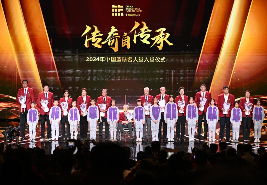 3月23日，在場(chǎng)的各屆中國(guó)籃球名人堂入堂人物在入堂儀式上合影留念。新華社記者 陳鐘昊 攝