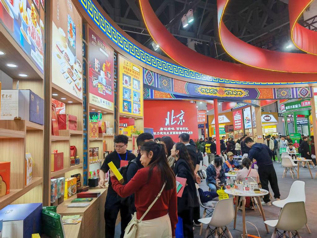 3月25日，在四川省成都市舉行的第112屆全國(guó)糖酒商品交易會(huì)中華老字號(hào)專區(qū)，展商們?cè)谡刮磺敖涣?。新華社記者 張海磊 攝