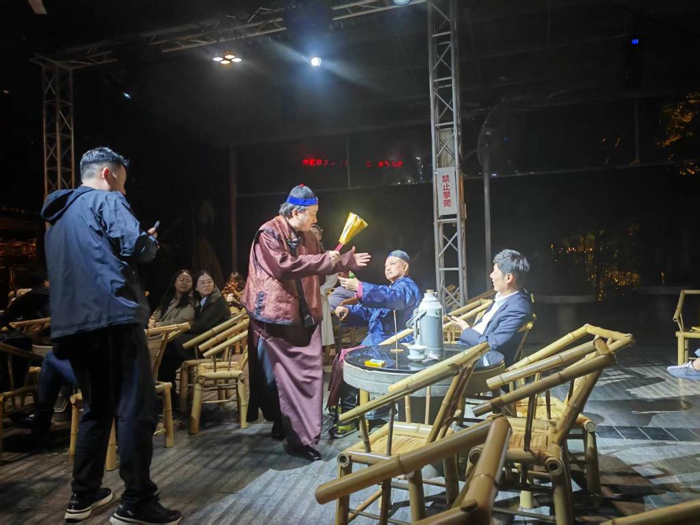3月24日，《鶴鳴傳奇》在四川省成都市人民公園鶴鳴茶社演出。新華社記者 張海磊 攝