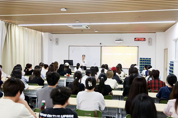 深圳職業(yè)技術大學黨委副書記、校長許建領為學生授課。學校供圖