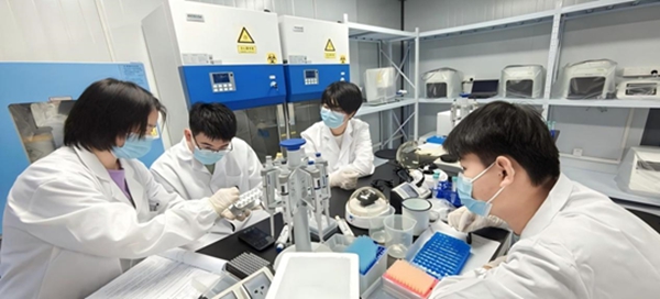 “個體基因解密實驗”預(yù)實驗課堂。東華大學(xué)供圖