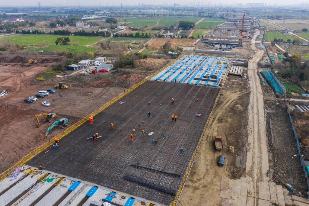 3月7日，在524國(guó)道秀洲王江涇至新塍公路工程TJ02標(biāo)段，作業(yè)人員正在進(jìn)行60米鋼混組合梁現(xiàn)澆橋面板鋼筋焊接及綁扎作業(yè)（無(wú)人機(jī)照片）。新華社記者 徐昱 攝