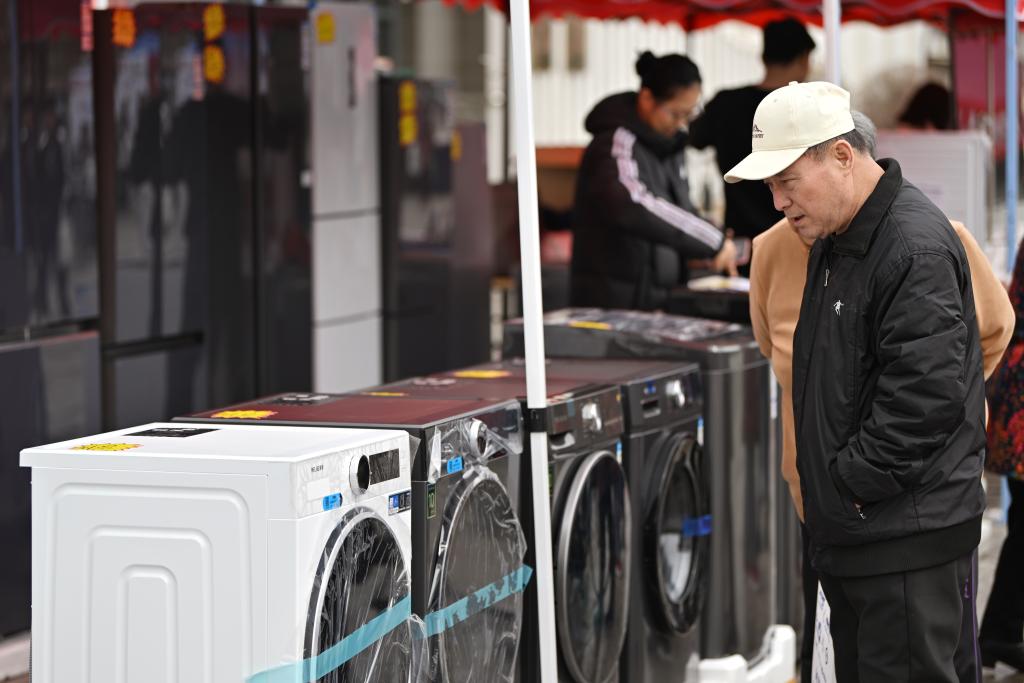 3月28日，天津市北辰區(qū)舉行2025年消費(fèi)品以舊換新惠民服務(wù)活動(dòng)，吸引眾多市民前來(lái)選購(gòu)。新華社記者 李然 攝