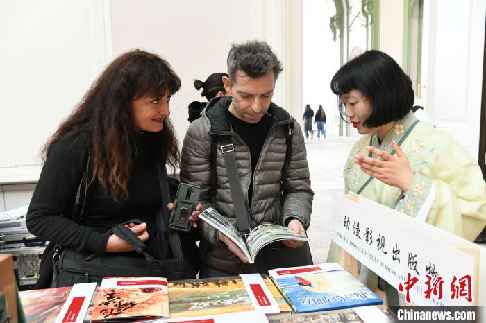 當(dāng)?shù)貢r(shí)間4月11日，2025年巴黎圖書節(jié)在巴黎大皇宮揭幕。中國(guó)出版代表團(tuán)攜千余種中國(guó)精品圖書亮相展會(huì)。 中新社記者 李洋 攝