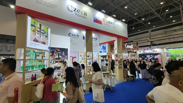 觀展者在各國展臺采購、咨詢。人民網(wǎng)記者 李彤攝