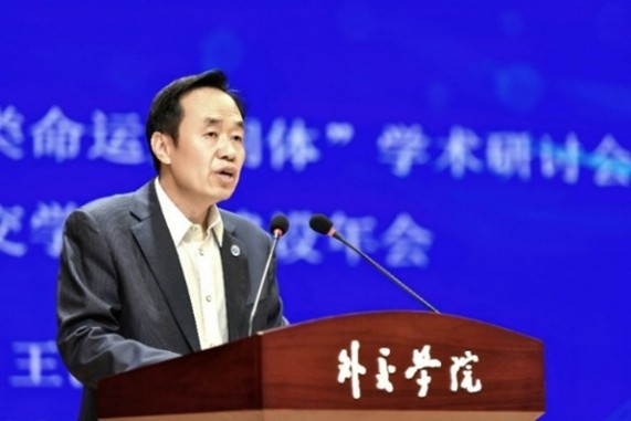 外交學(xué)院黨委書記王世廷大使致辭。主辦方供圖
