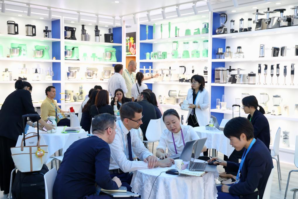 4月15日，在第137屆廣交會開幕當(dāng)天，海外客商在一家電器公司的展區(qū)洽談。 新華社記者 劉大偉 攝