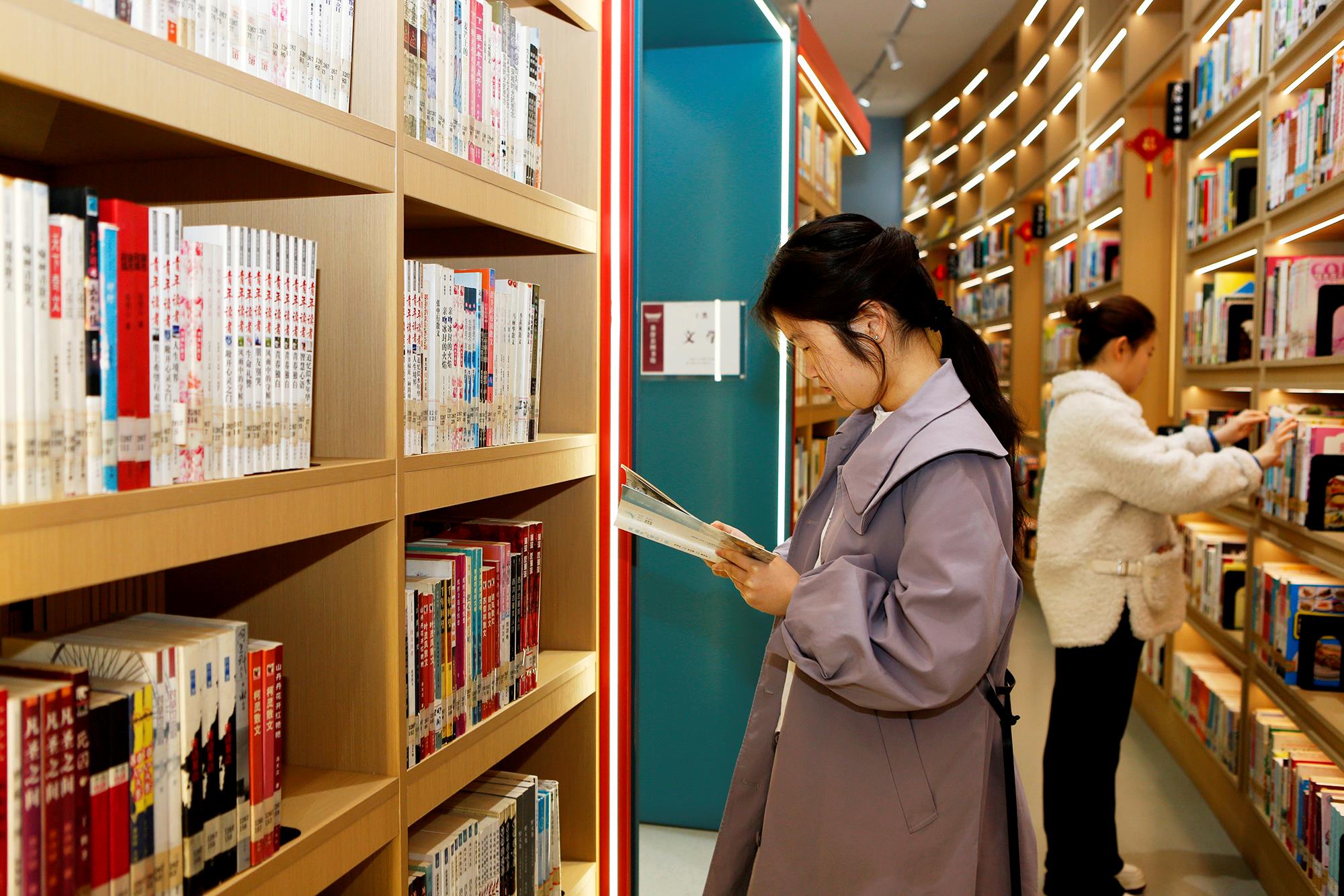 △2025年3月29日，讀者在山西臨汾市襄汾縣圖書(shū)館閱讀。
