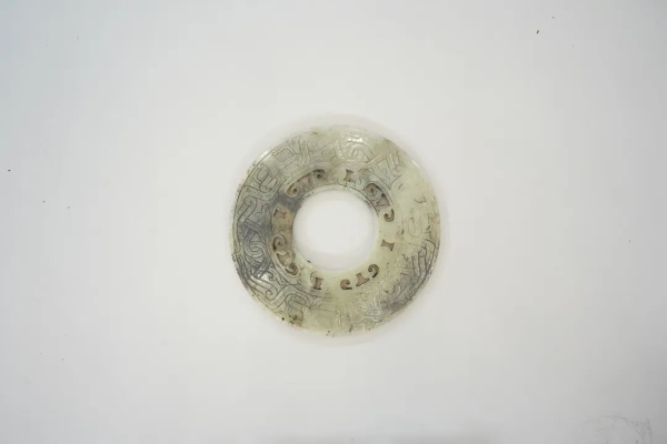 武王墩一號(hào)墓出土的鏤孔玉璧。全國(guó)十大考古新發(fā)現(xiàn)活動(dòng)辦公室供圖