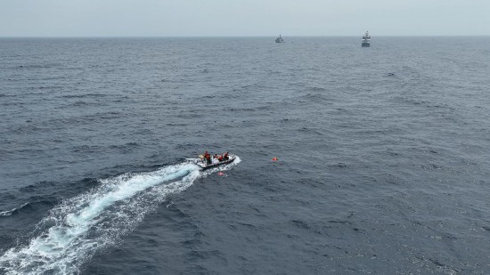 4月23日，中越海警開展海上聯(lián)合搜救演練，模擬營救落水人員。（中國海警供圖）