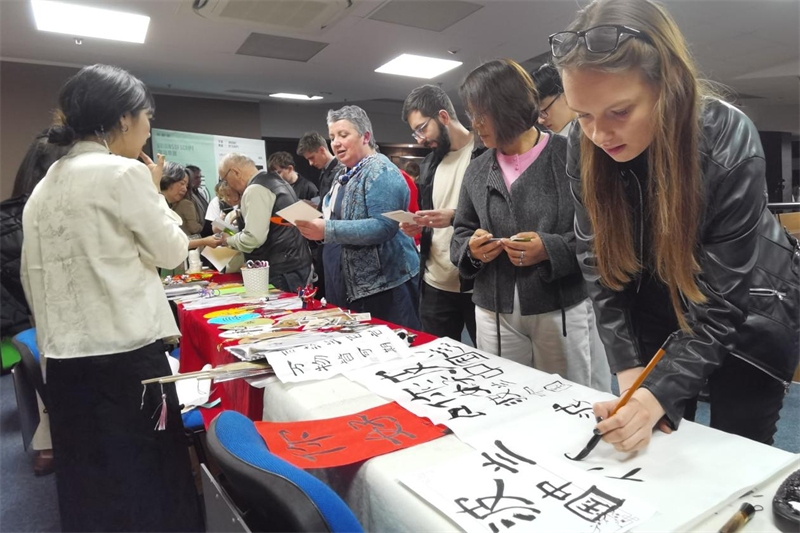 現(xiàn)場來賓體驗中國傳統(tǒng)文化。中國駐波蘭大使館供圖。