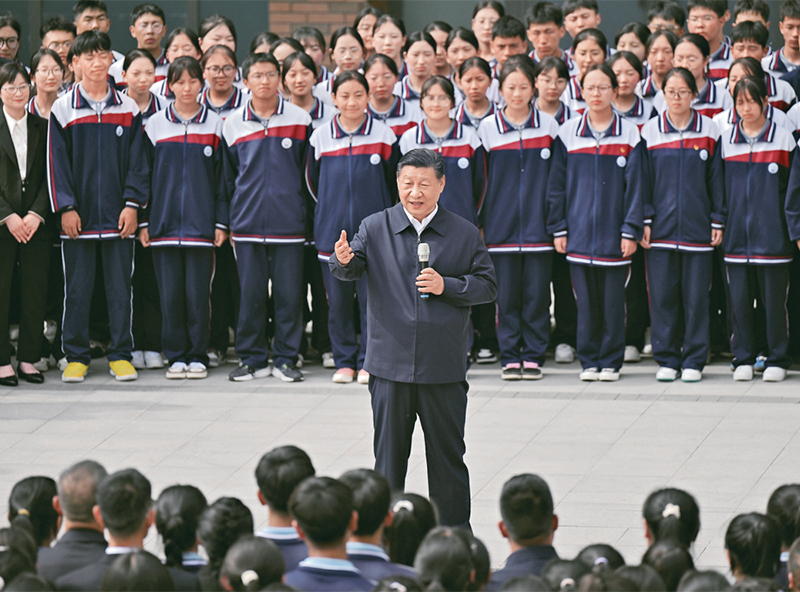 2024年6月18日至19日，中共中央總書記、國家主席、中央軍委主席習(xí)近平在青海考察。這是18日下午，習(xí)近平在果洛西寧民族中學(xué)考察時，同師生們親切交流。 新華社記者 岳月偉/攝