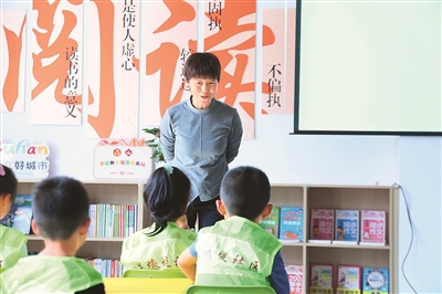 田桂月帶領(lǐng)孩子共讀繪本《點(diǎn)》。李澤罡攝