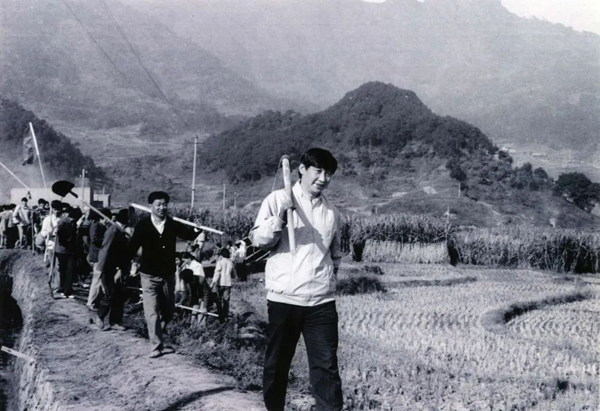 這是1989年，時(shí)任福建省寧德地委書記的習(xí)近平帶領(lǐng)地直機(jī)關(guān)千余名干部到寧德縣南漈水利工地參加清溝排障修整水渠勞動(dòng)。新華社發(fā)