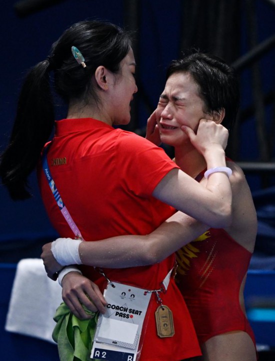 2024年8月6日，中國選手全紅嬋（右）與教練陳若琳在巴黎奧運(yùn)會女子10米臺決賽后慶祝。新華社記者 王鵬 攝
