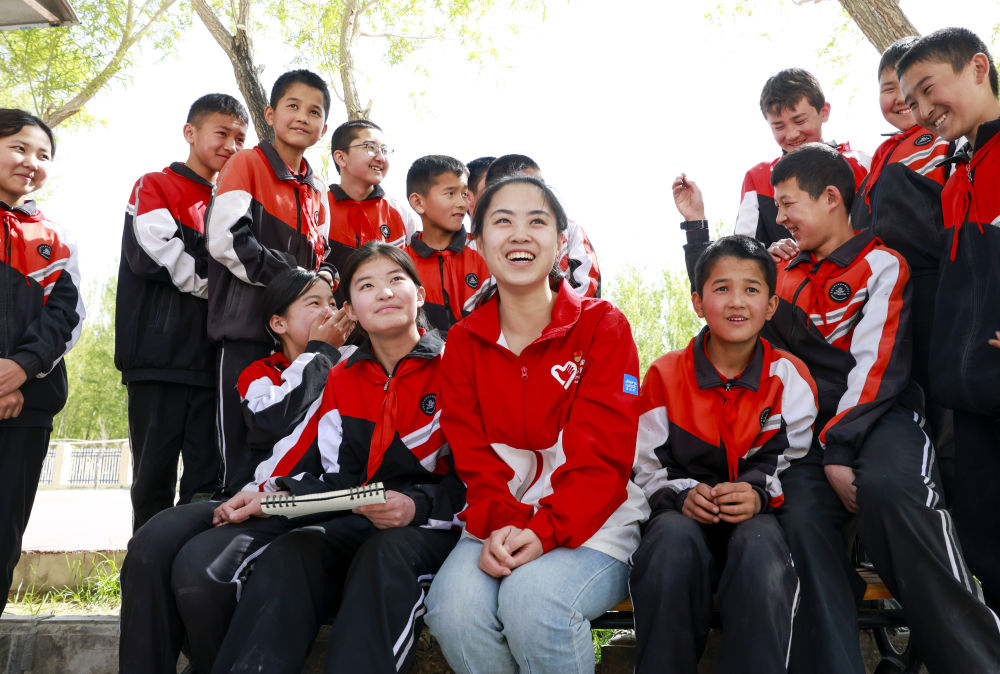 4月23日，在新疆克州阿圖什市哈拉峻鄉(xiāng)謝依特小學(xué)，支教教師高淑賢和學(xué)生們在一起。