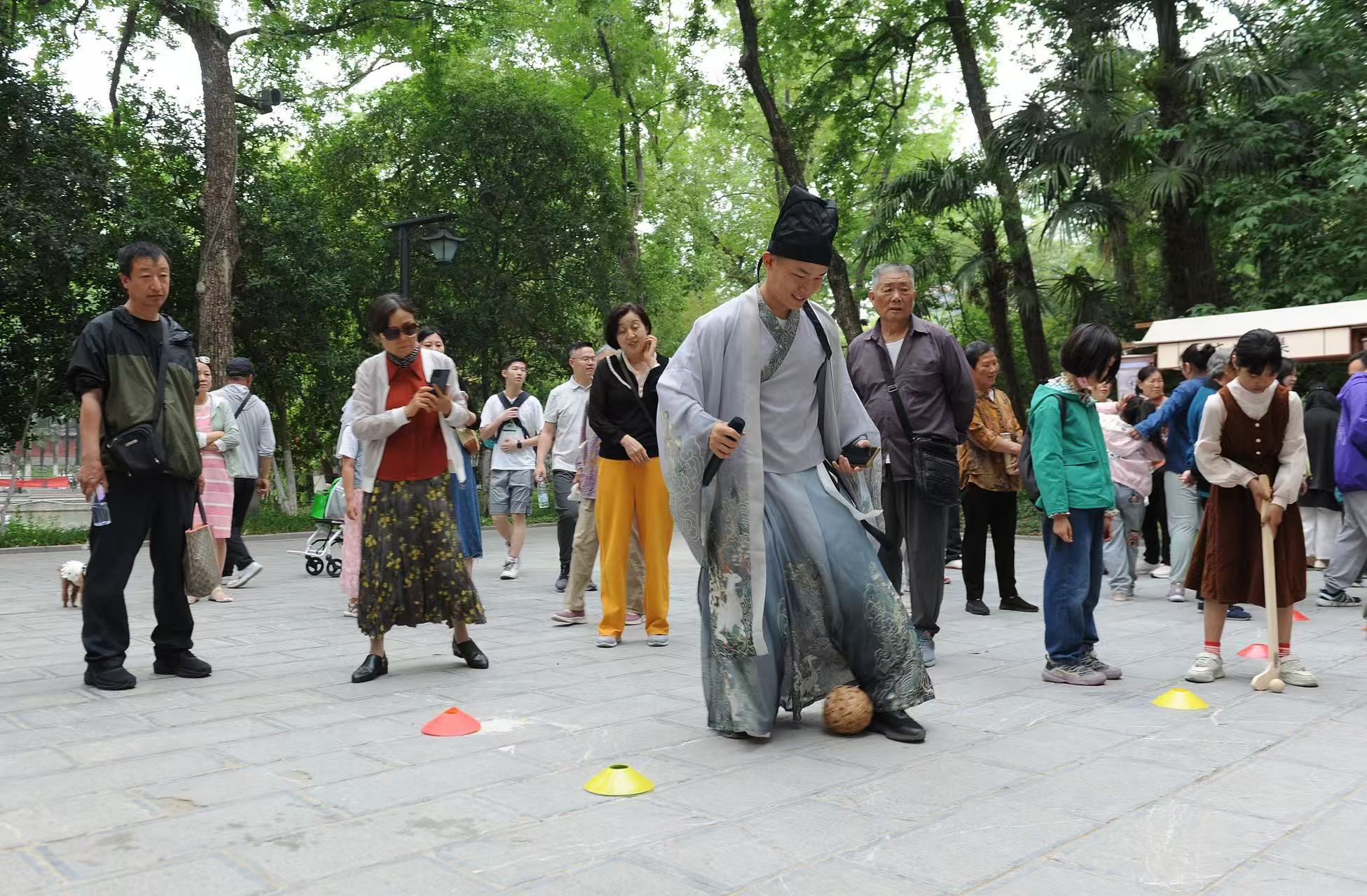 2025年5月3日，安徽省合肥市包公園景區(qū)，游客正在參與“蹴鞠”體育活動。（圖片來源：視覺中國）
