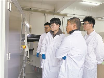 圖為安工大材料科學(xué)與工程學(xué)院碩士研究生余威（右一）在實(shí)驗(yàn)室開展研究。安工大供圖