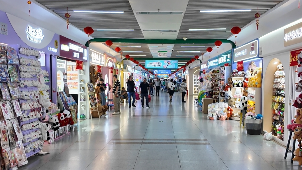 4月30日，義烏國(guó)際商貿(mào)城一區(qū)現(xiàn)場(chǎng)。人民網(wǎng)記者 王仁宏攝
